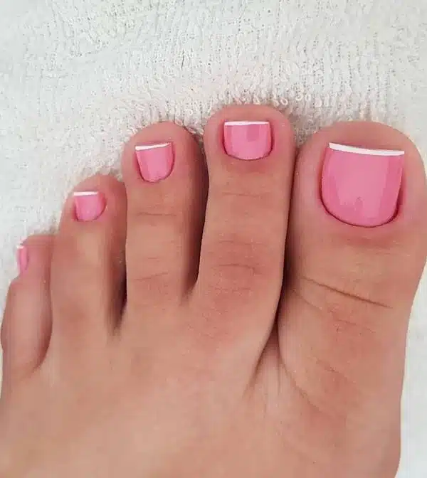 Francesinha nos pés em rosa e branco