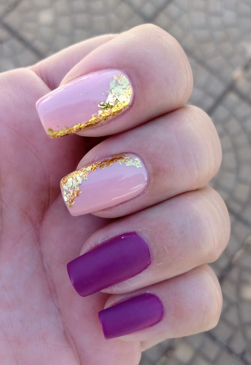 Unhas lilás e roxa com aplicação de folha de ouro