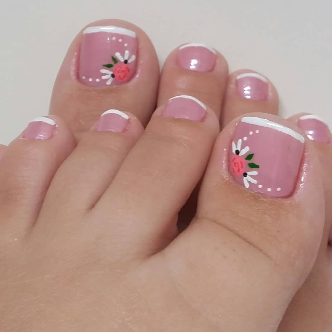 Unhas dos pés com francesinha branca, base nude rosado e flores