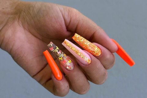 Unhas decoradas com glitter: Ideias para o Carnaval 2025