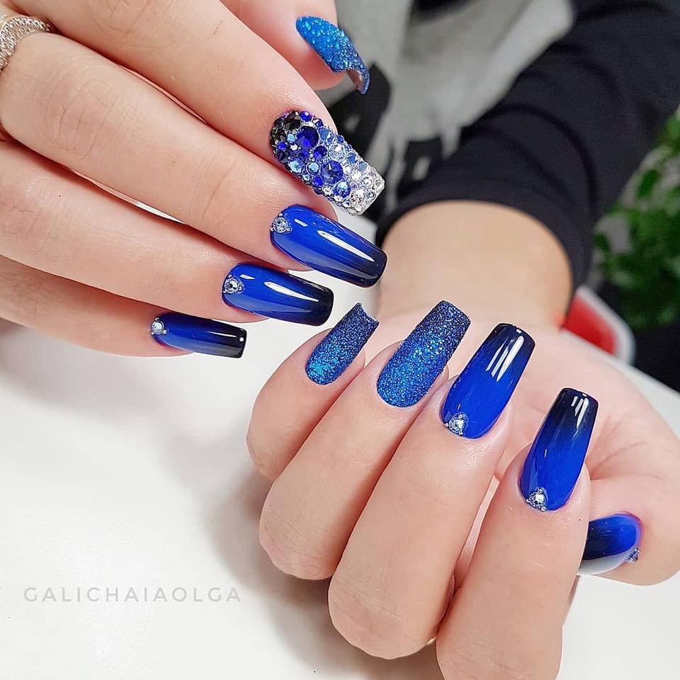 Unhas decoradas azul cintilante com glitter e pedras