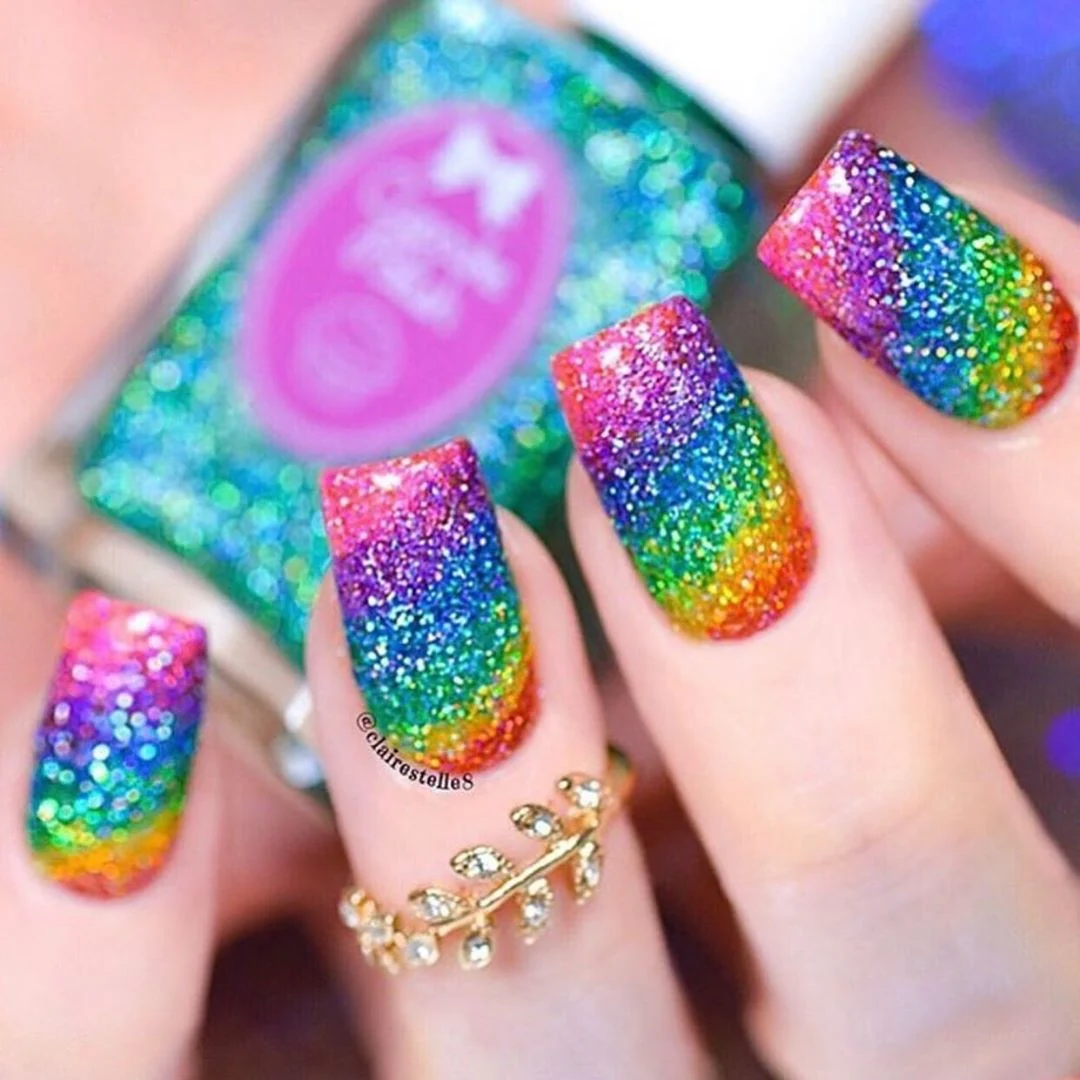 Unhas efeito arco-íris glitter