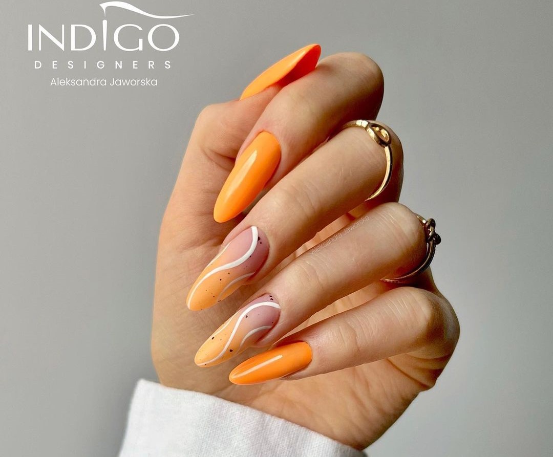 Unhas cor de laranja 