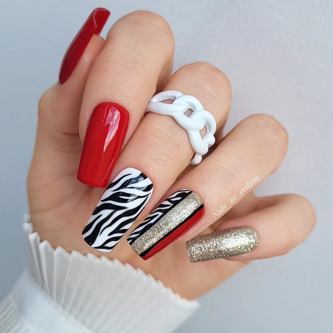 Unhas Decoradas em tons de vermelho 