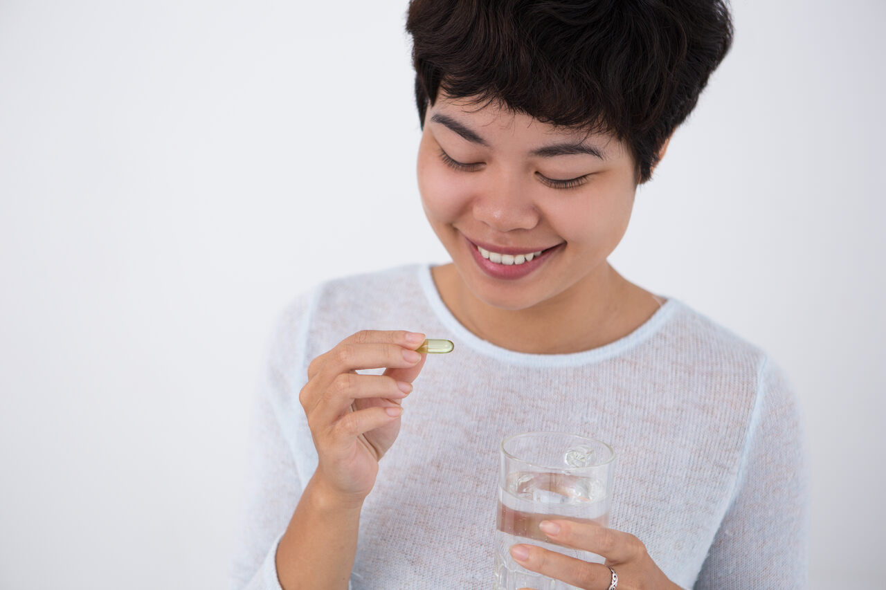 Mulher tomando vitamina 