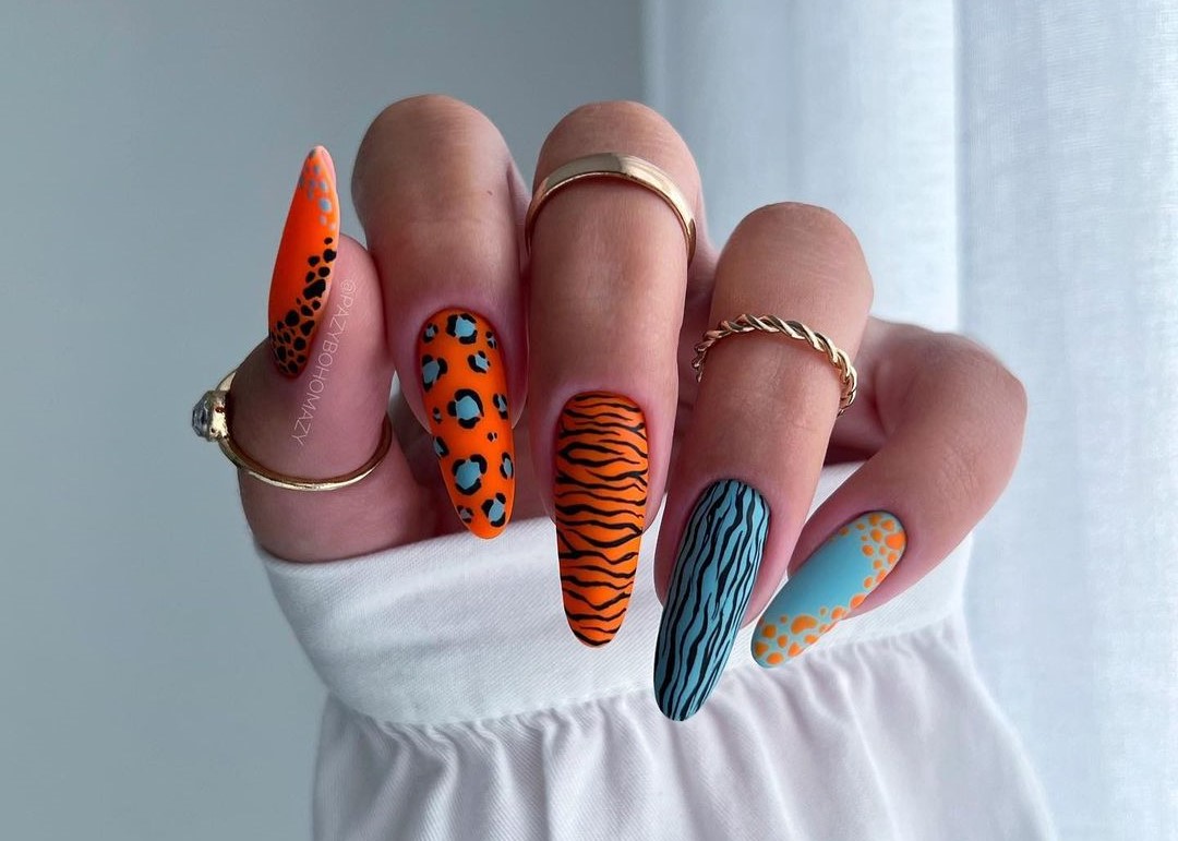 Unhas cor de laranja 