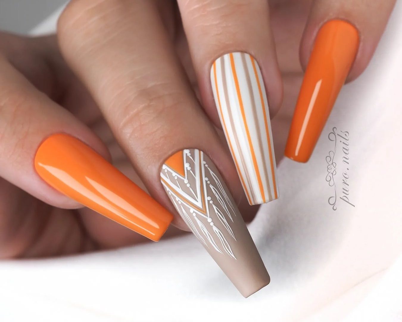 Unhas cor de laranja 