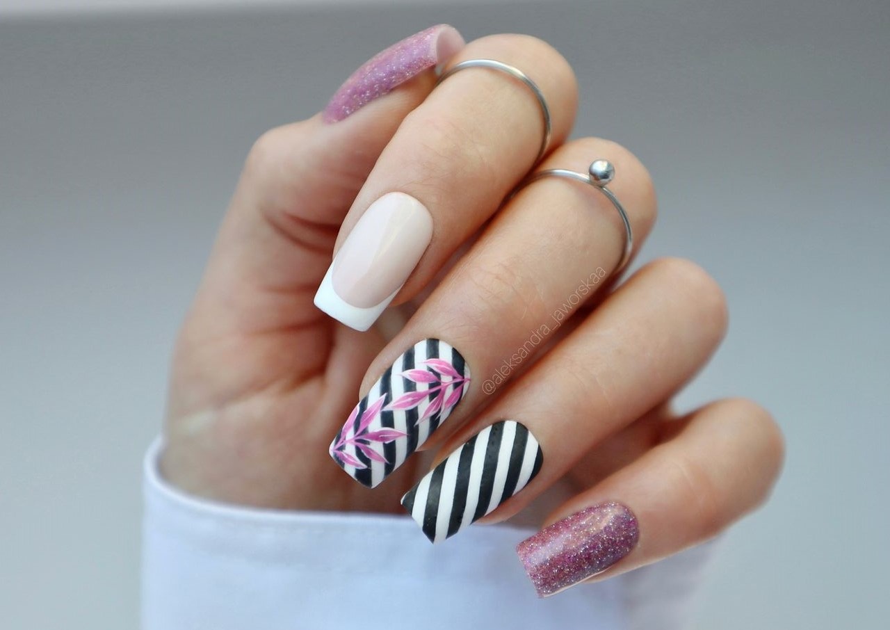 Unhas decoradas com listras