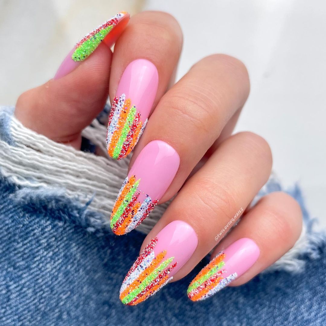 Unhas decoradas com listras 