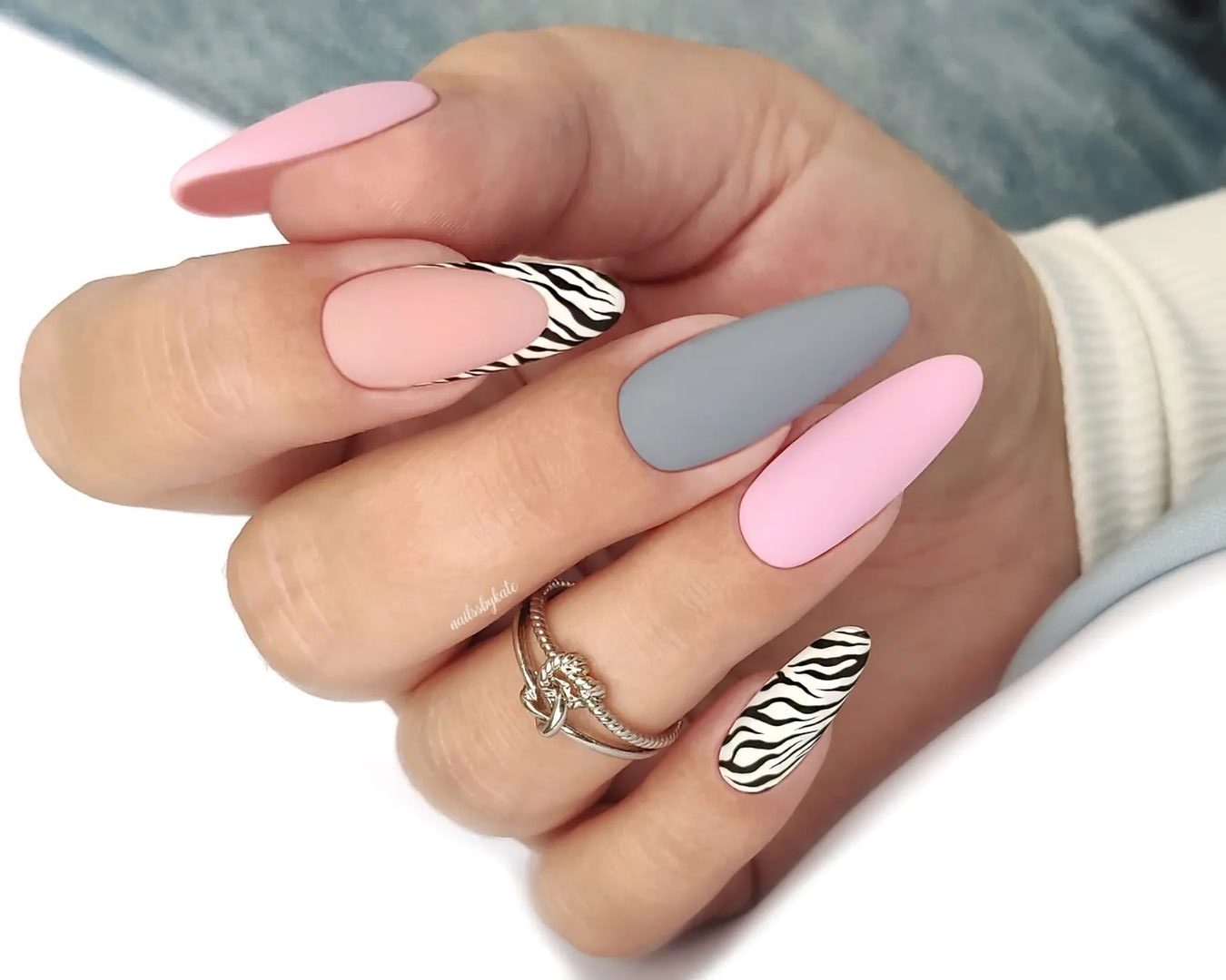 Unhas decoradas com listras 