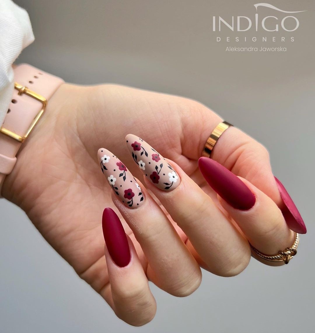 Unhas Decoradas em tons de vermelho 