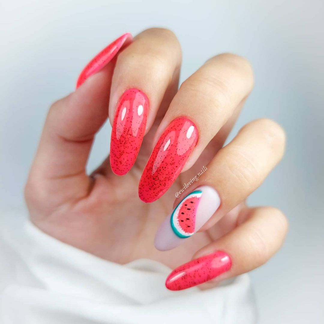 Unhas Decoradas em tons de vermelho 