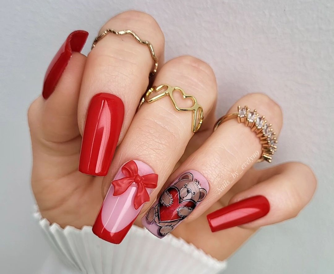 Unhas Decoradas em tons de vermelho 