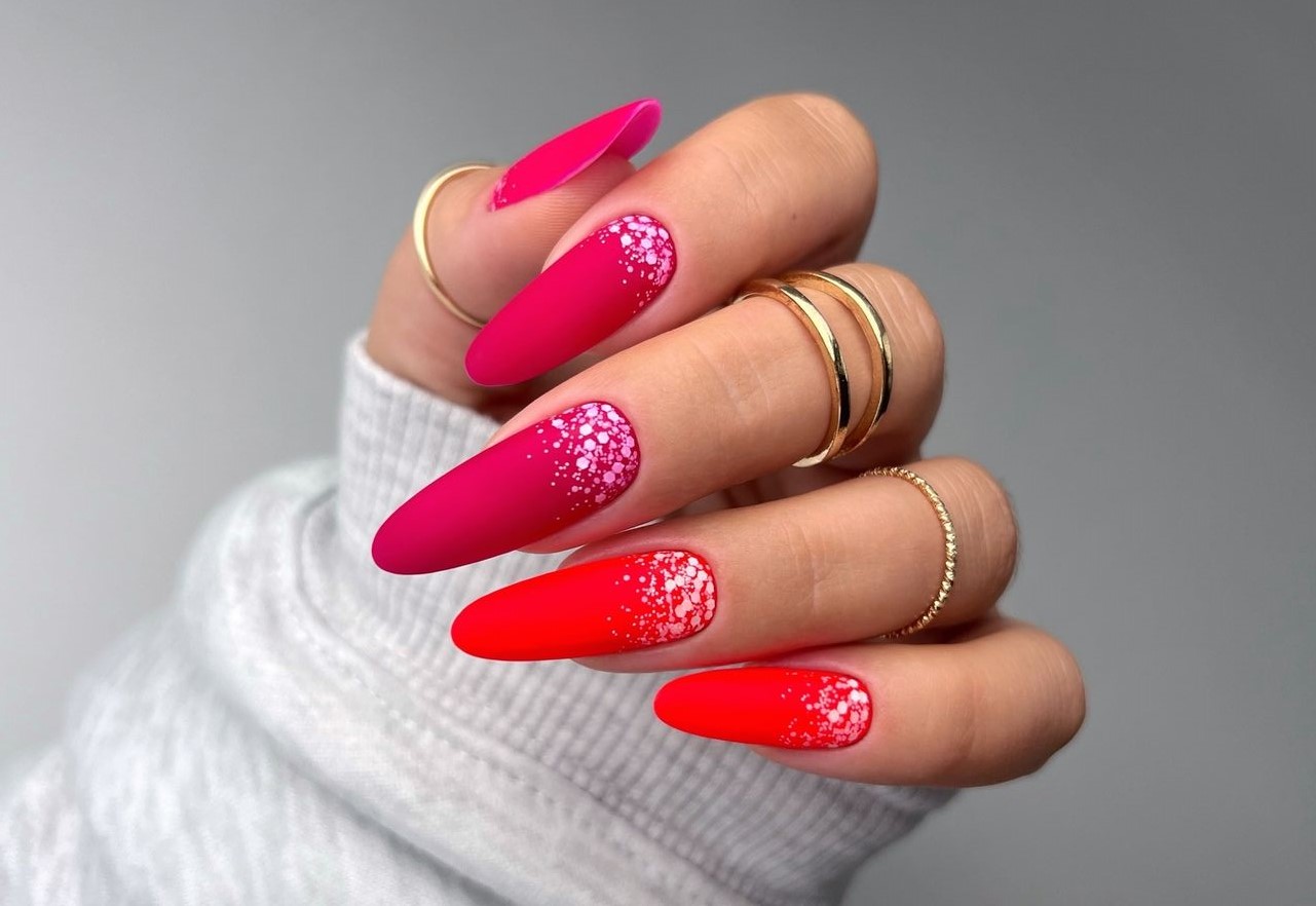 Unhas Decoradas em tons de vermelho 