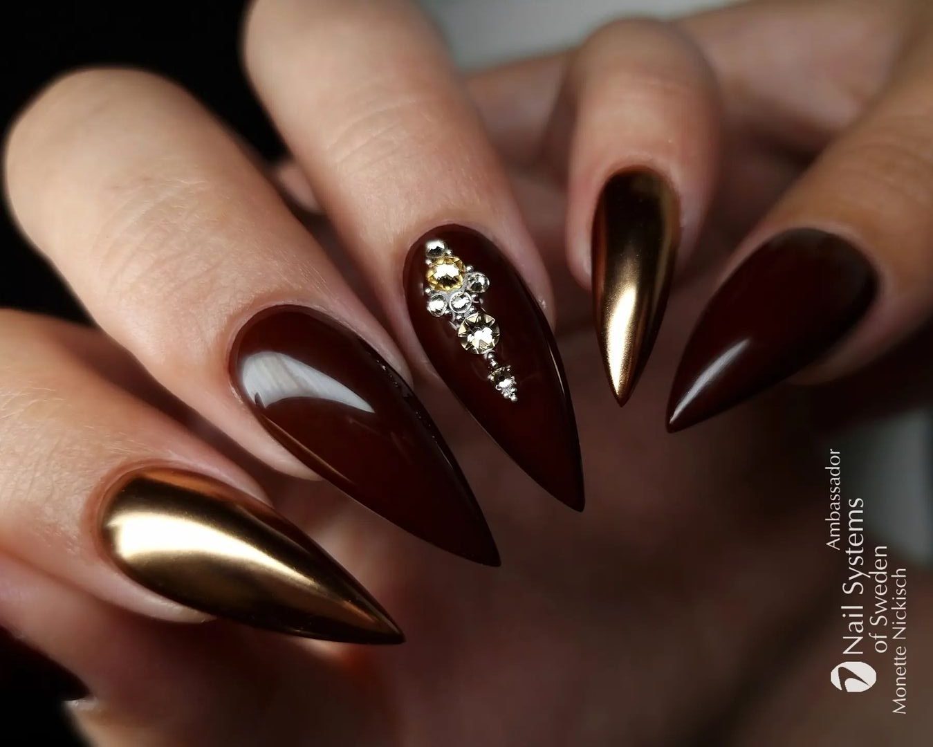 Unhas cor de café 