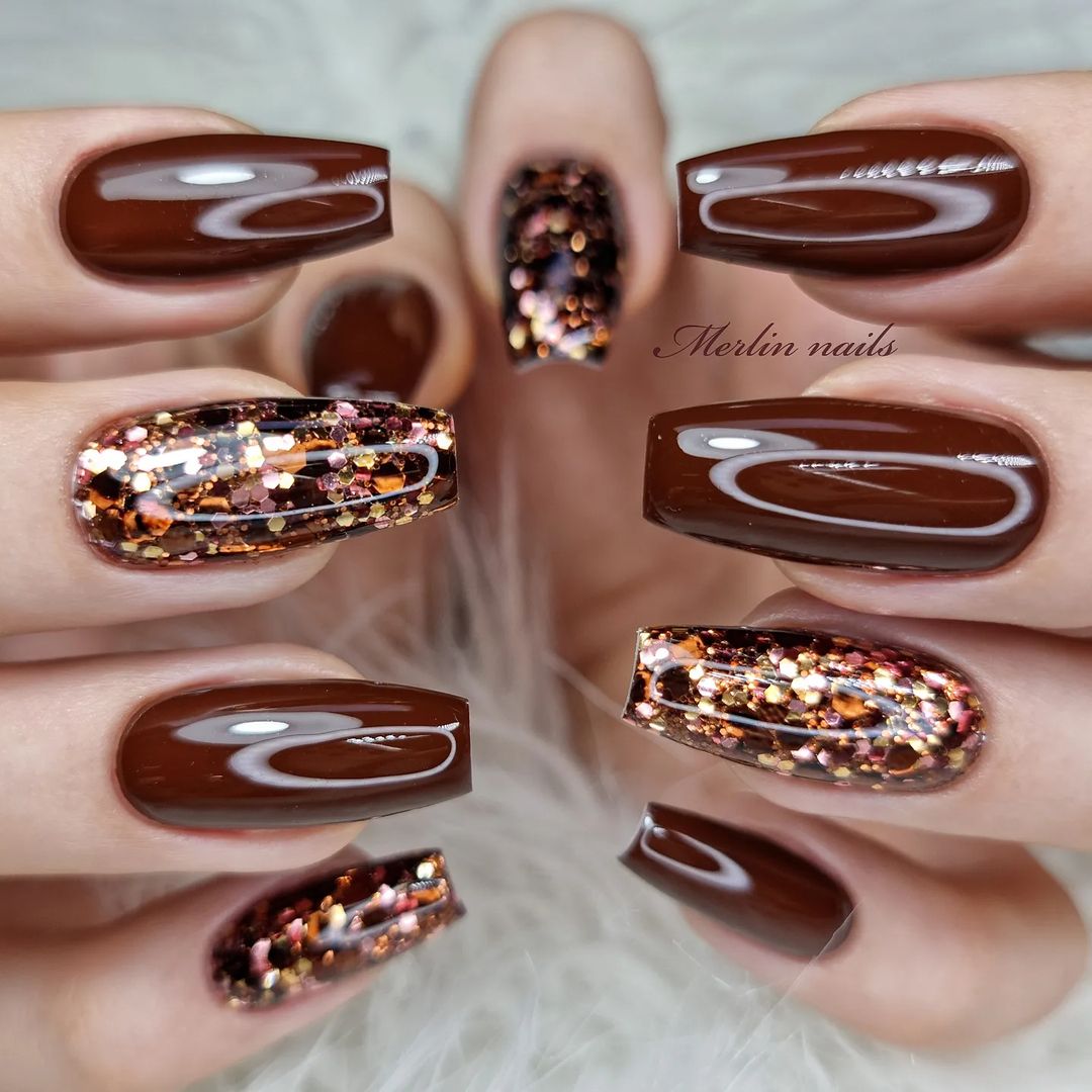 Unhas cor de café 