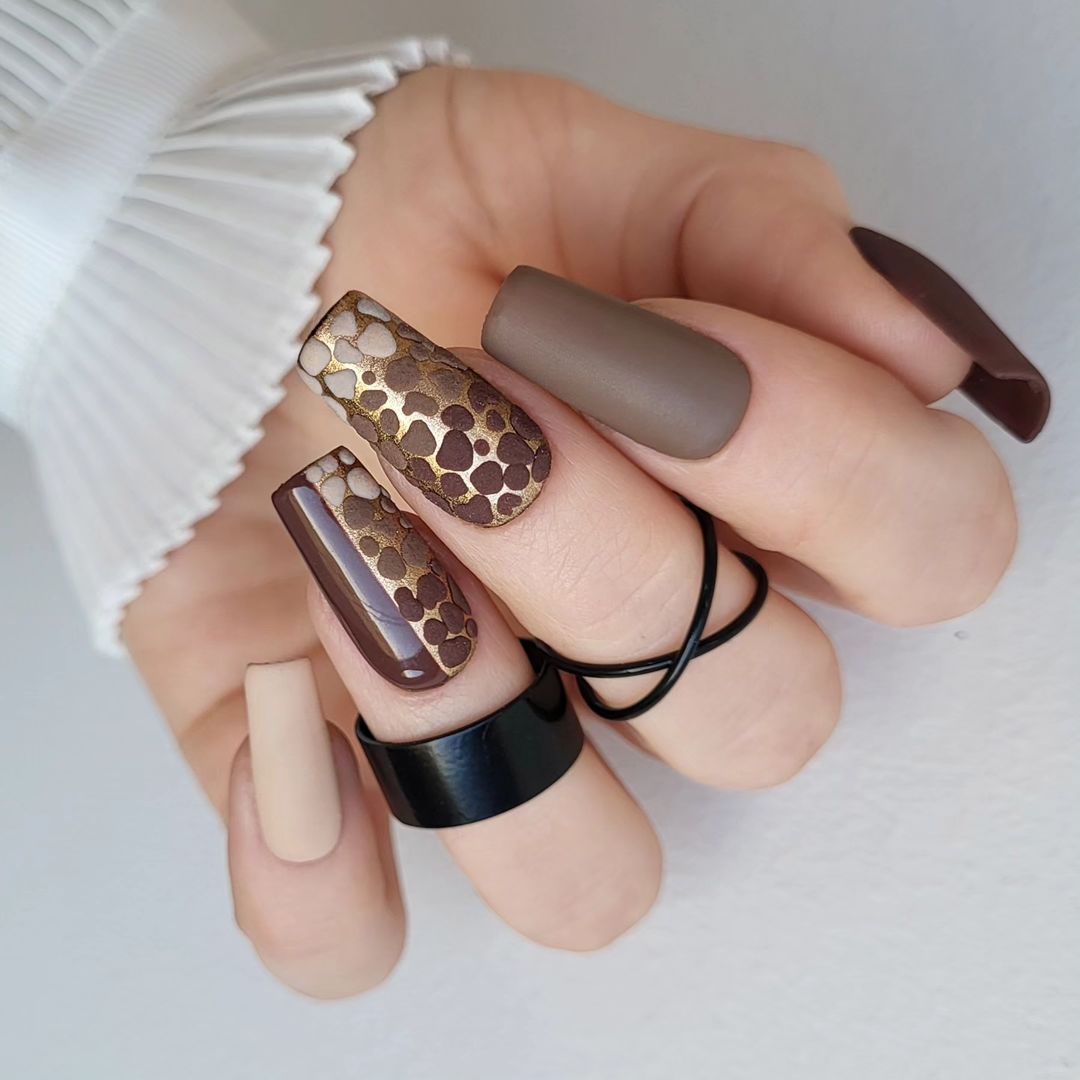 Unhas cor de café 