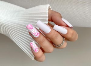 Tudo Branco! Veja as melhores ideias para unhas decoradas claras