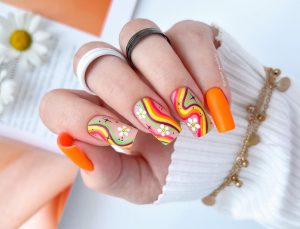 Parece canetinha! As unhas decoradas coloridas para ninguém botar defeito