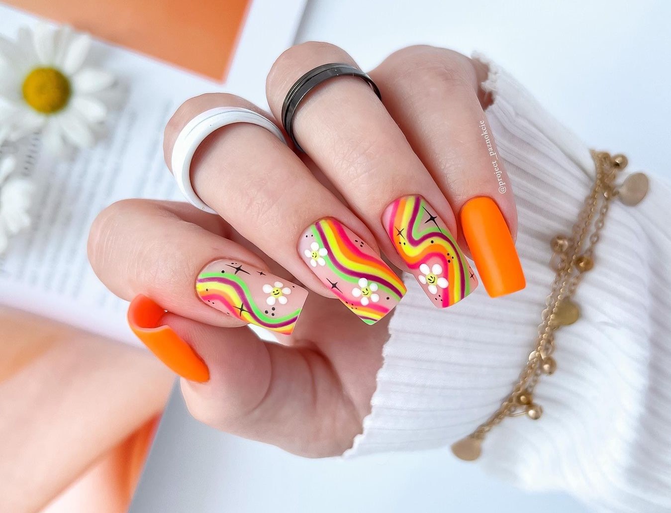 Parece canetinha! As unhas decoradas coloridas para ninguém botar defeito