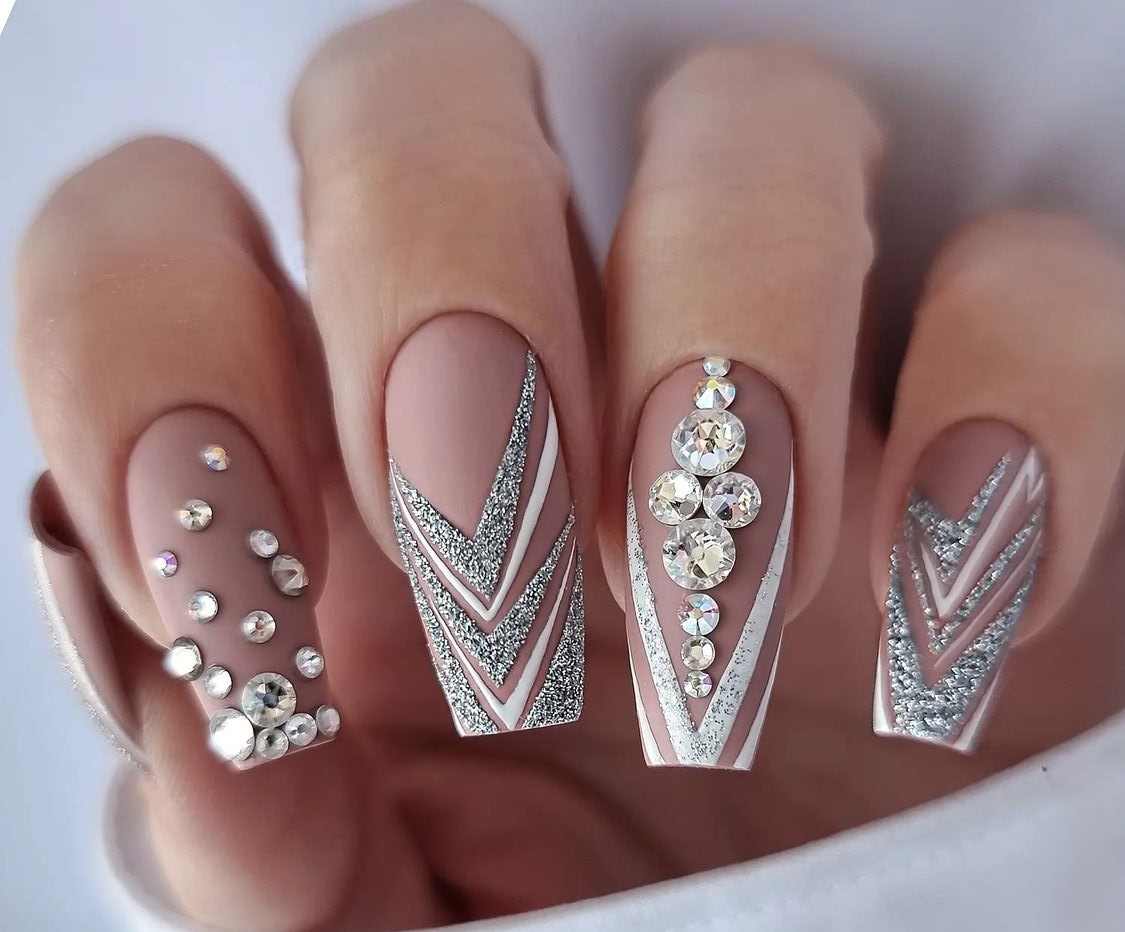 Unhas Decoradas com bijuterias e joias 