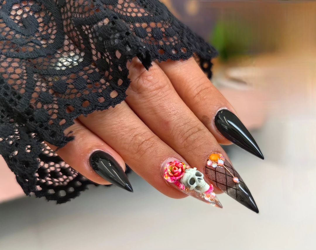 Unhas decoradas com caveiras 