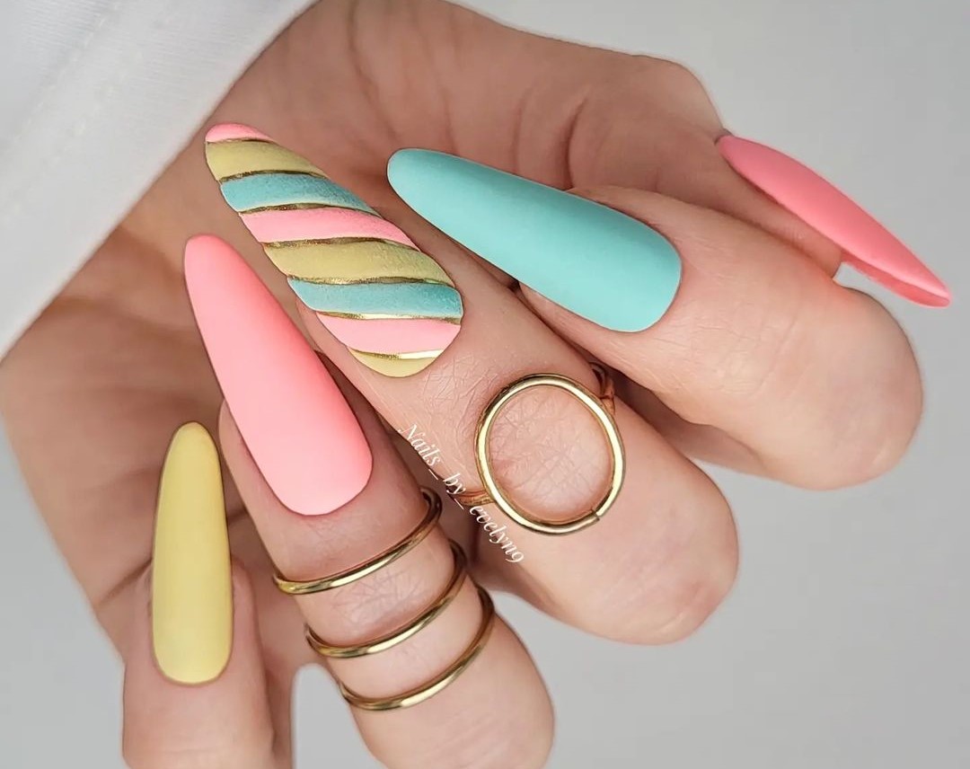 Unhas com três cores 