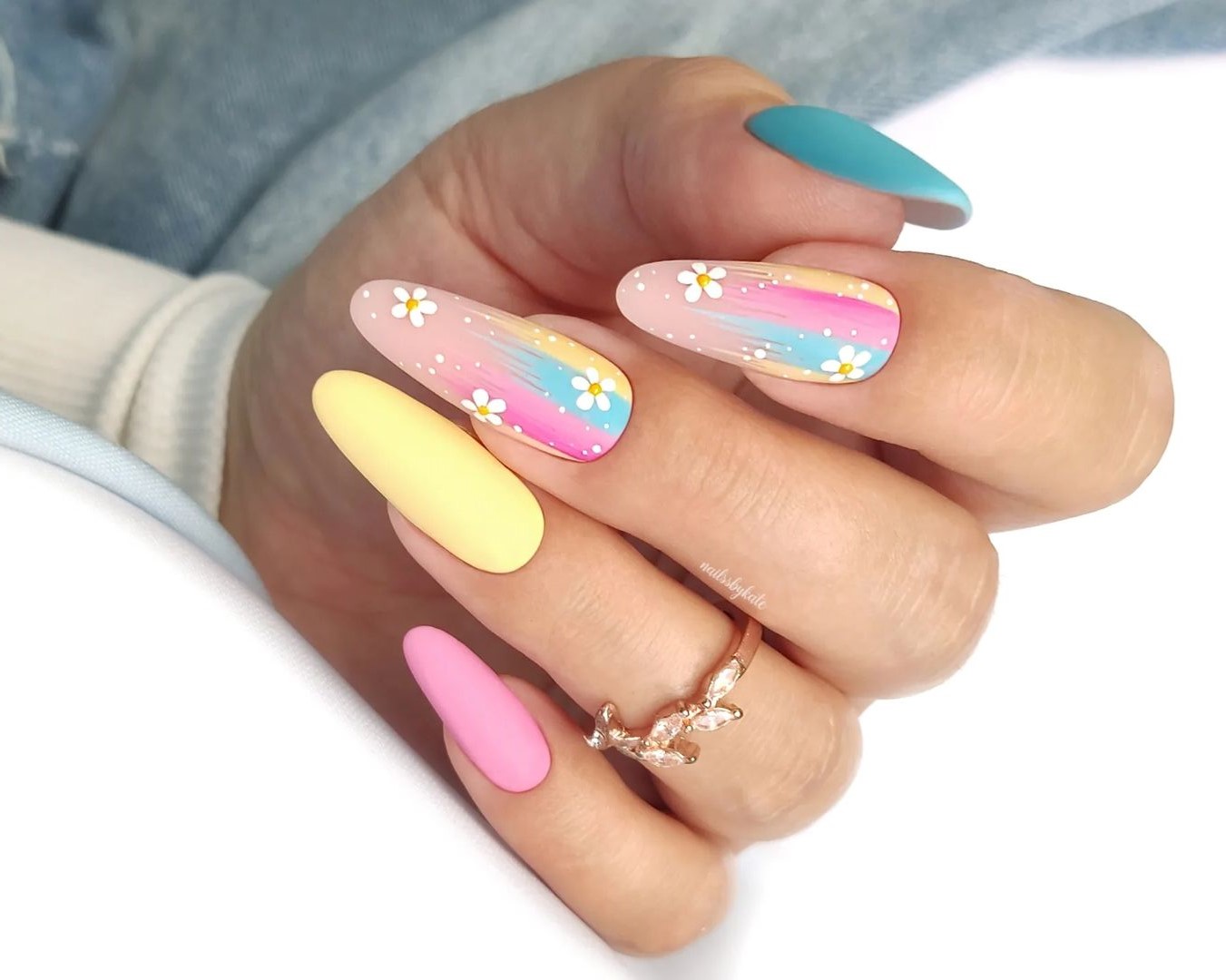 Unhas com três cores 