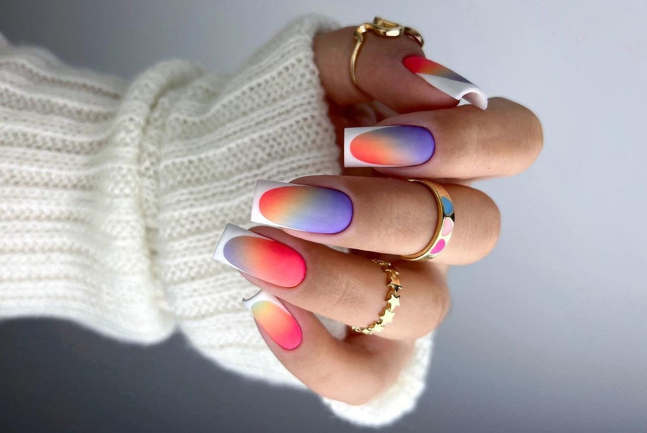 Unhas com três cores 