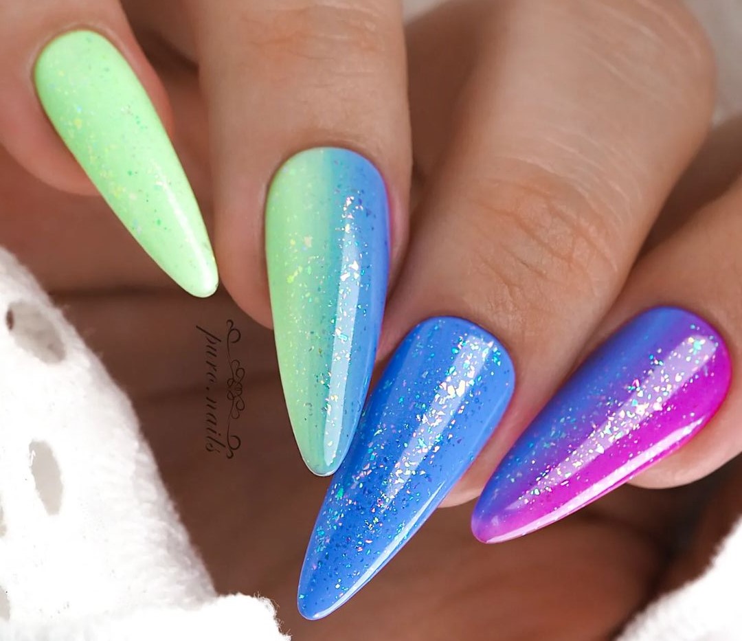 Unhas com três cores 