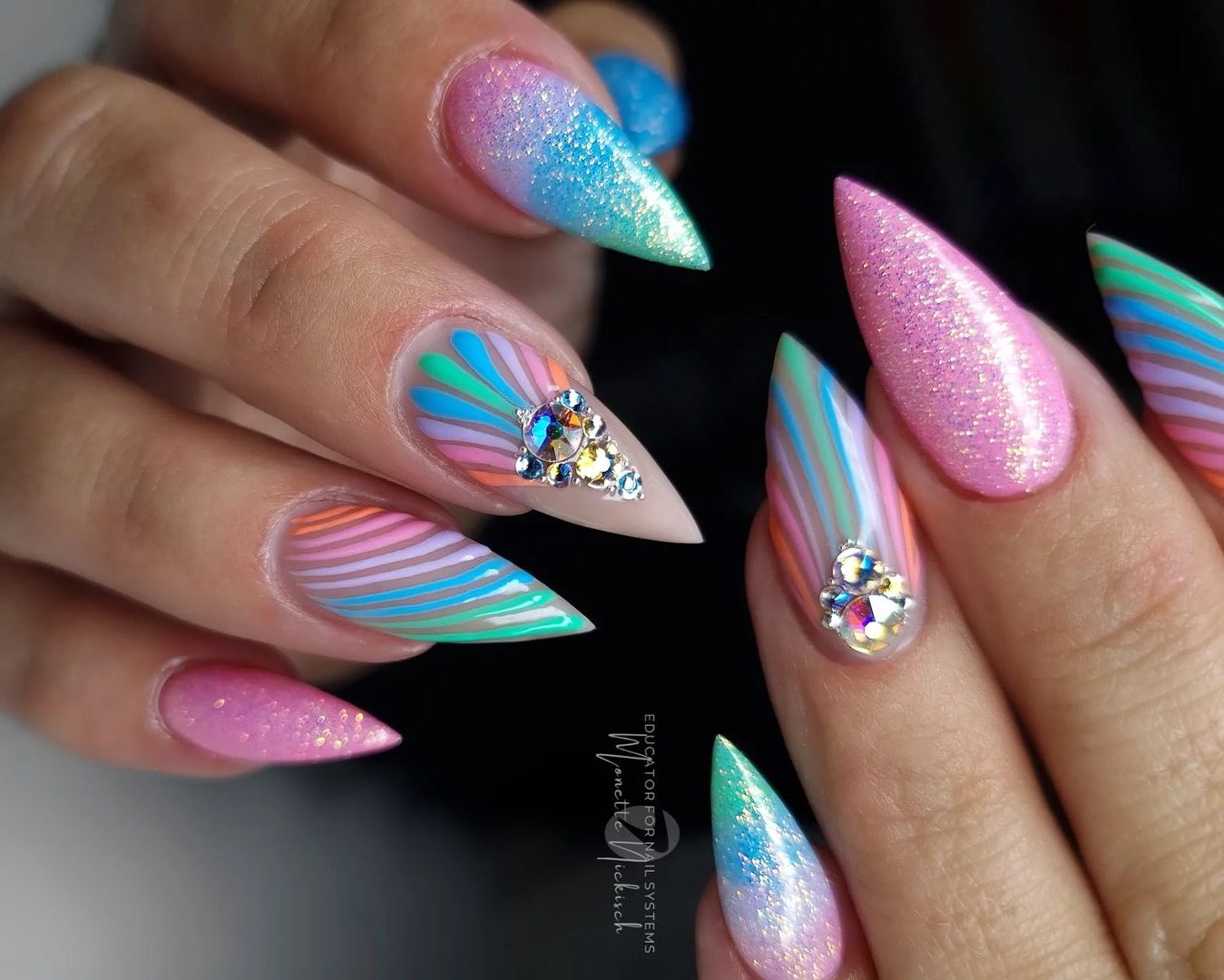 Unhas Decoradas com bijuterias e joias 