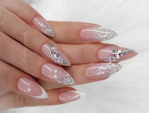 Unhas Decoradas com bijuterias e joias