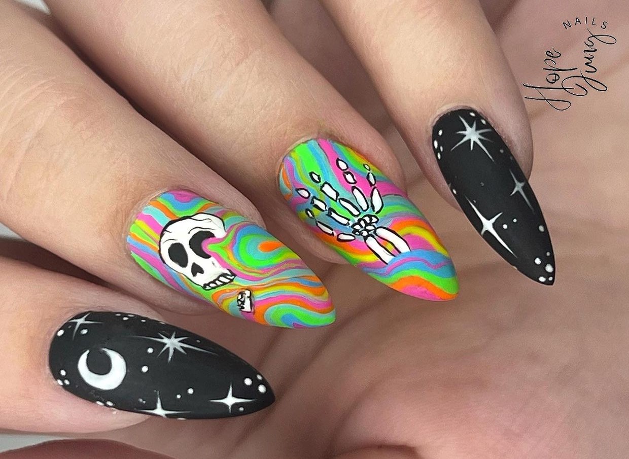 Unhas decoradas com caveiras 