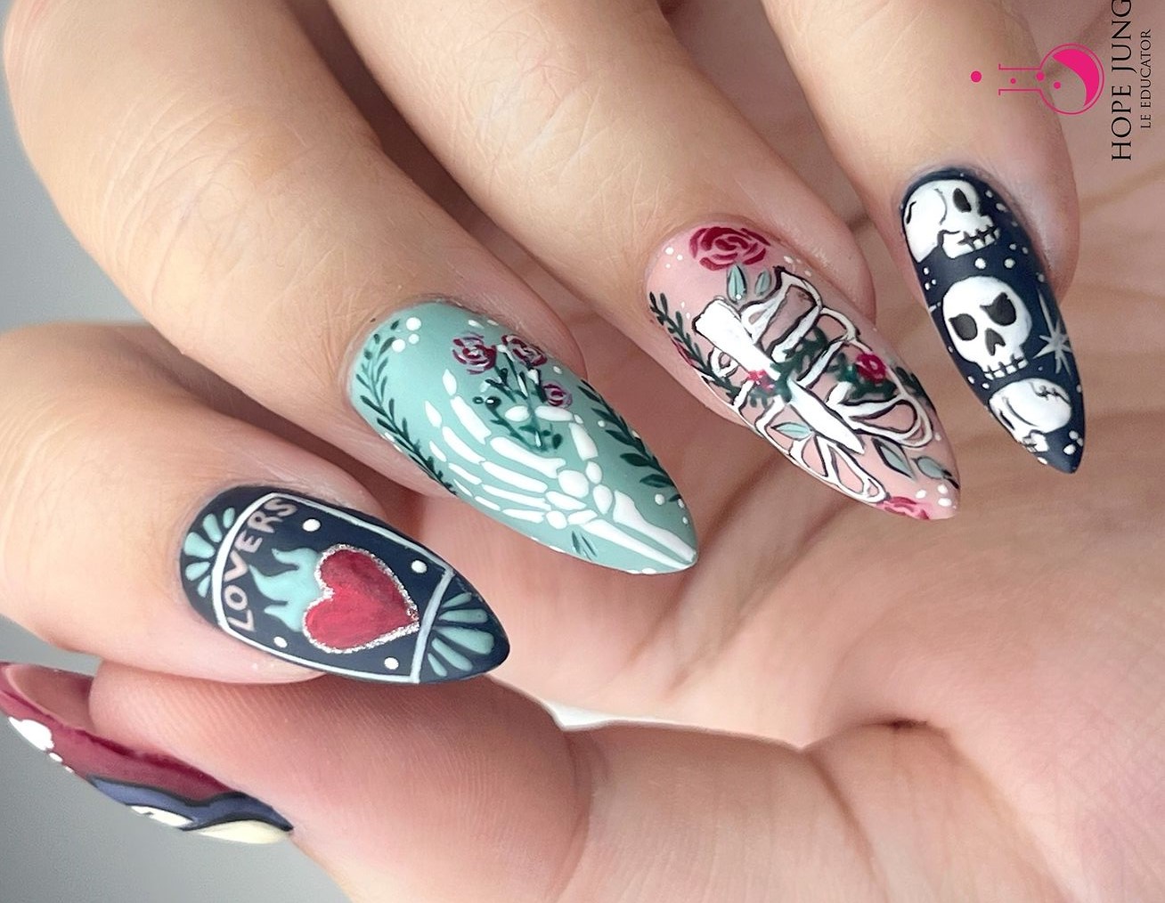 Unhas decoradas com caveiras 