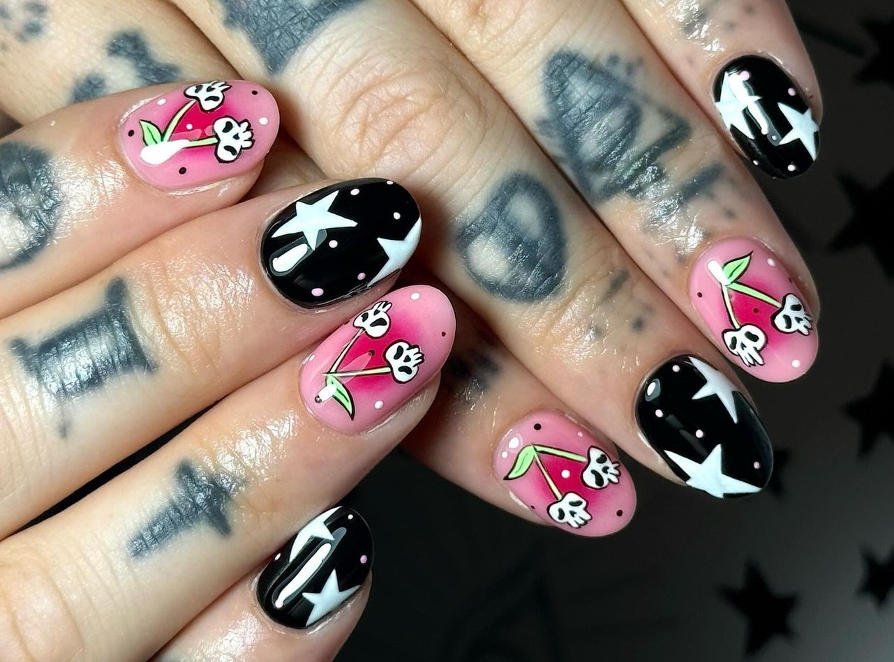 Unhas decoradas com caveiras 