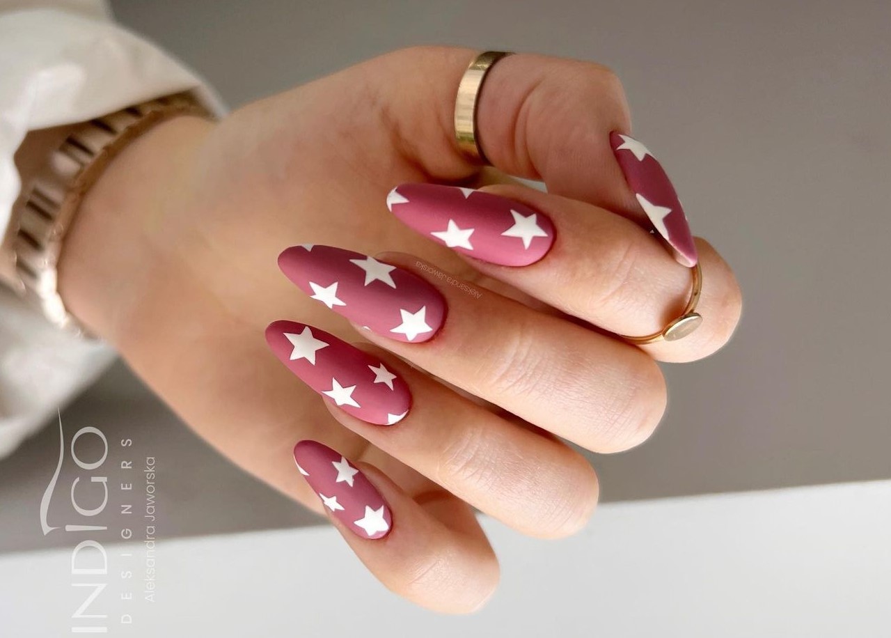 Unhas decoradas com estrelas 