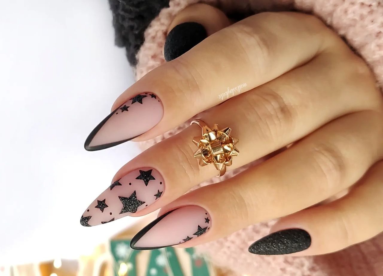 Unhas decoradas com estrelas 