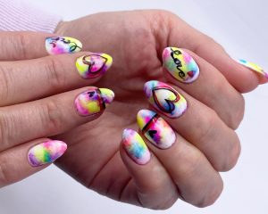 Tye-Die nas Unhas? Veja as melhores ideias