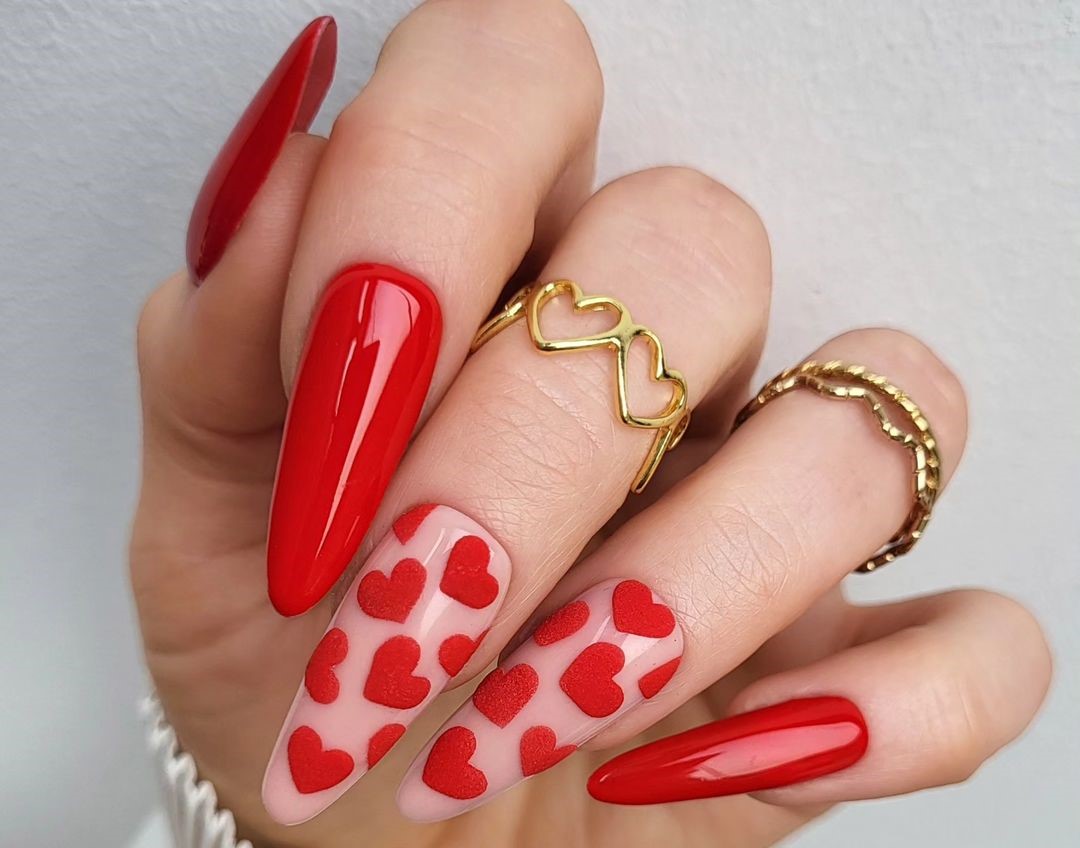 Unhas decoradas com corações 