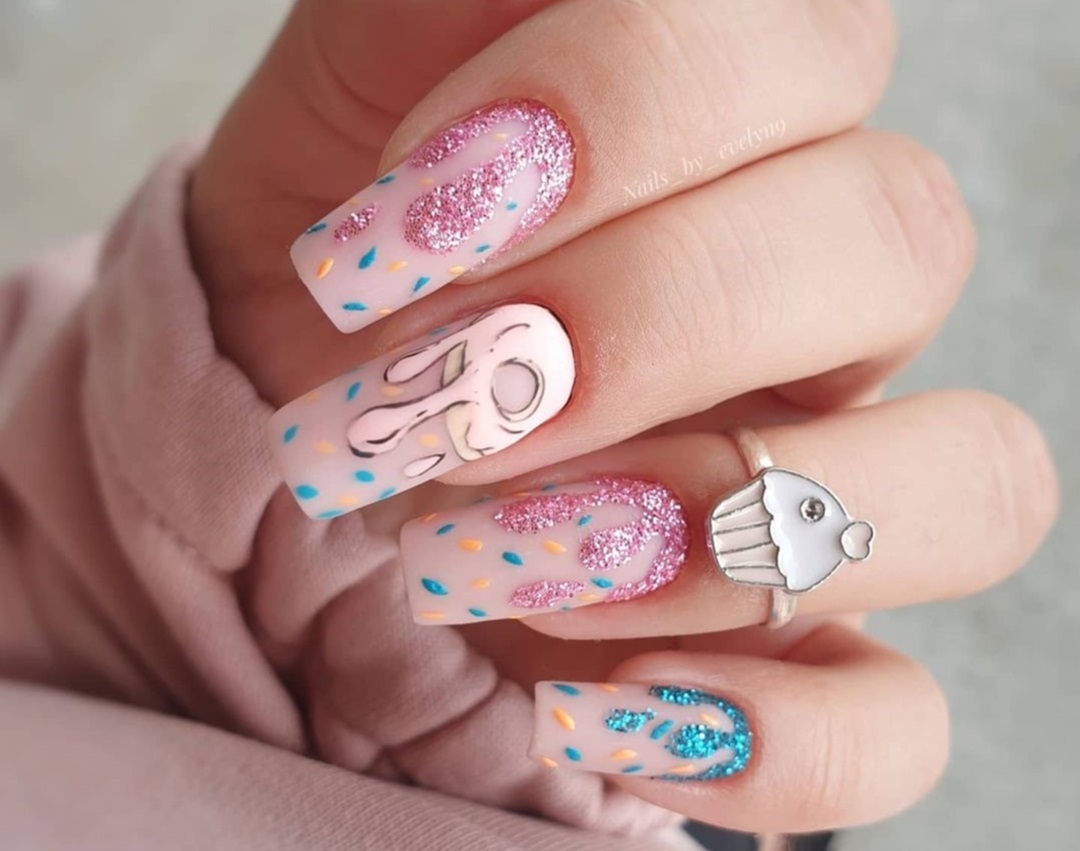 Unhas decoradas com desenhos de doces 