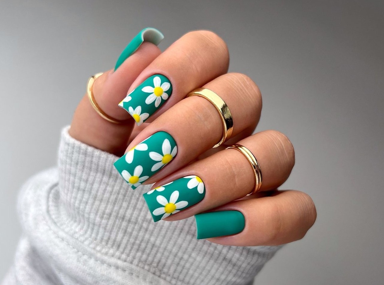 Unhas decoradas com flores 