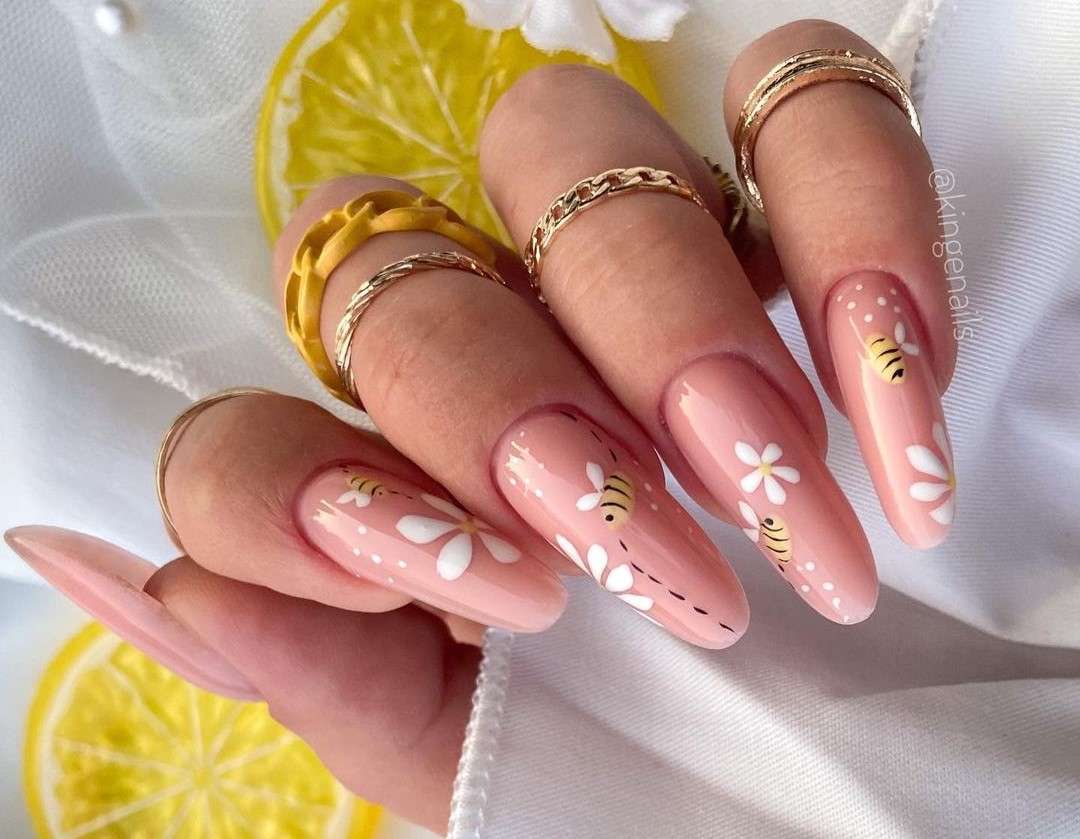 Unhas decoradas com margaridas 