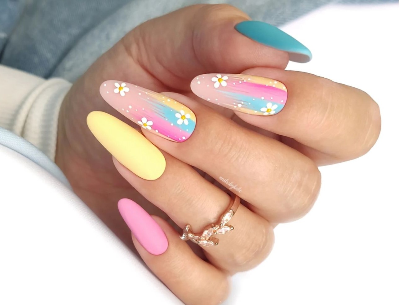 Unhas decoradas com margaridas 