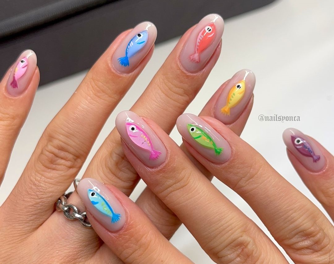 Unhas decoradas com peixinhos 