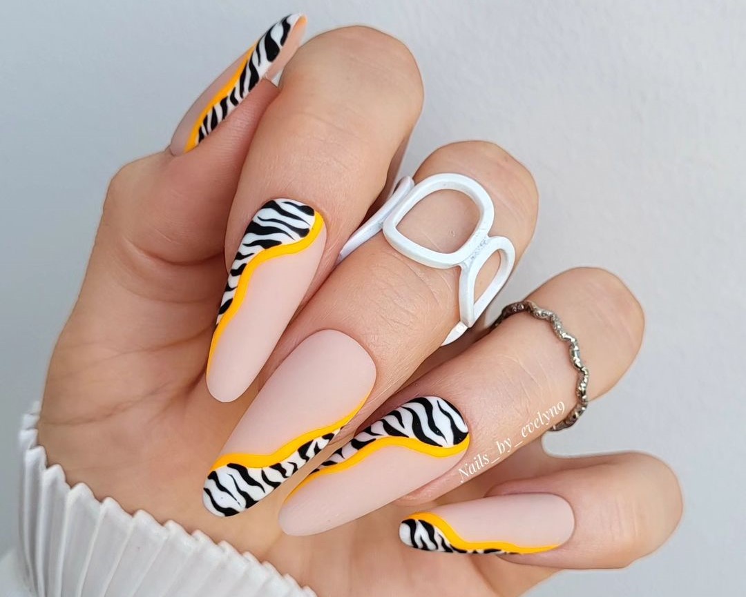 Unhas decoradas com animal print 