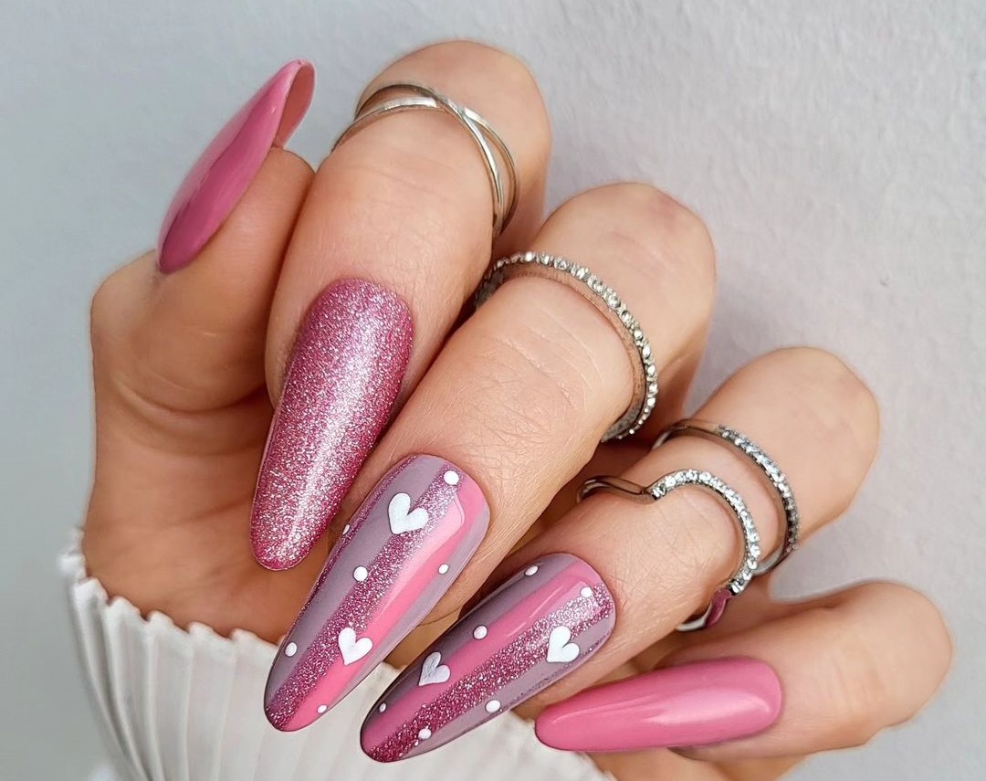 Unhas decoradas com corações 