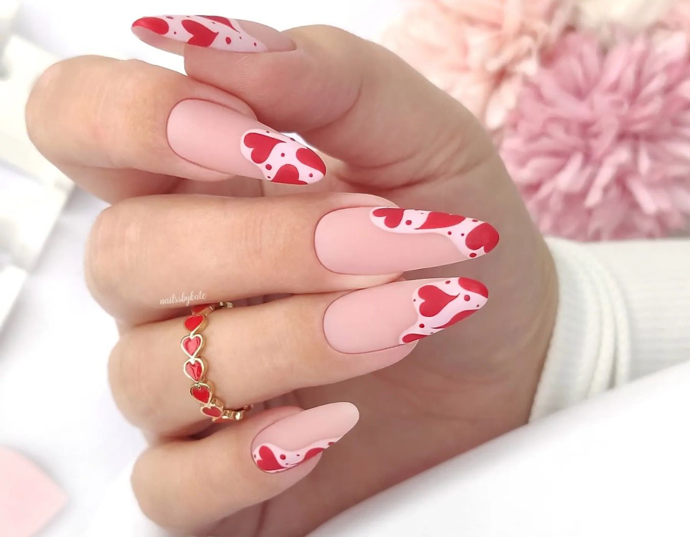 Unhas decoradas com corações 