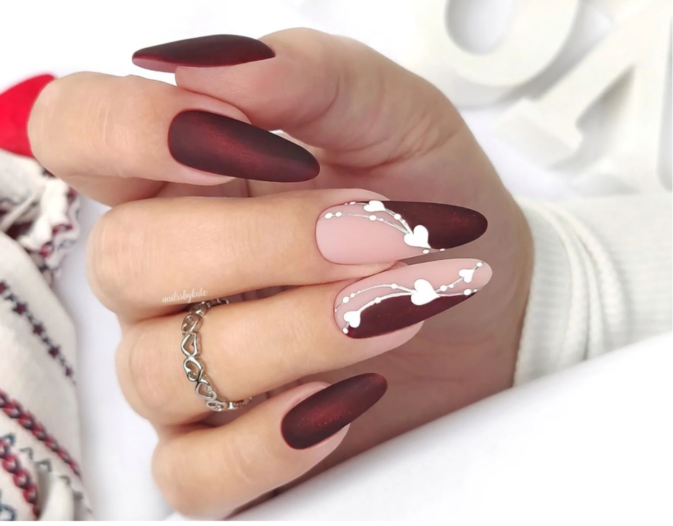 Unhas decoradas com corações