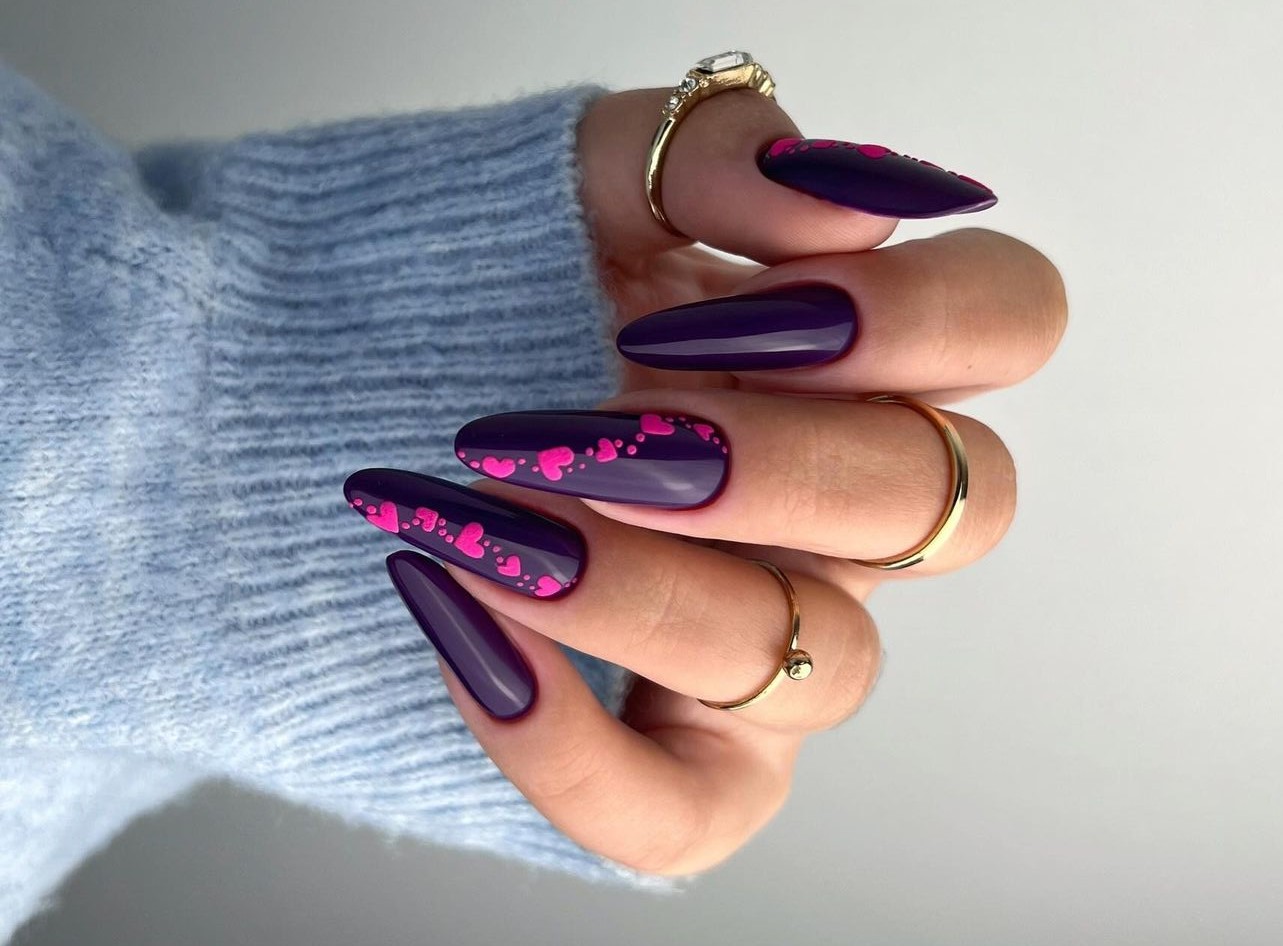 Unhas decoradas com corações 