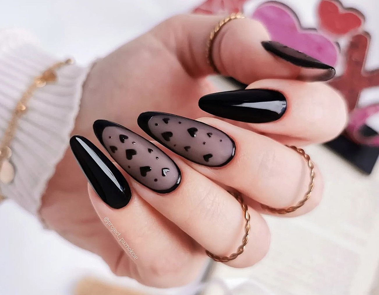 Unhas decoradas com corações 